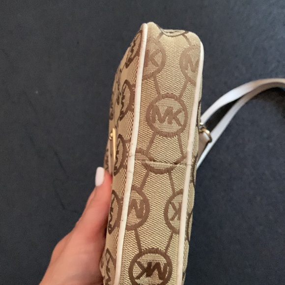 Small Michael Kors purse - Picture 5 of 5